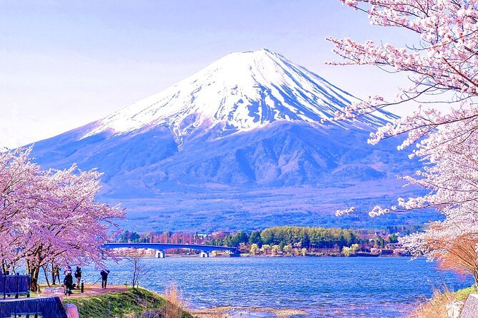 Mont Fuji en automne, érables rouges au lac Kawaguchiko