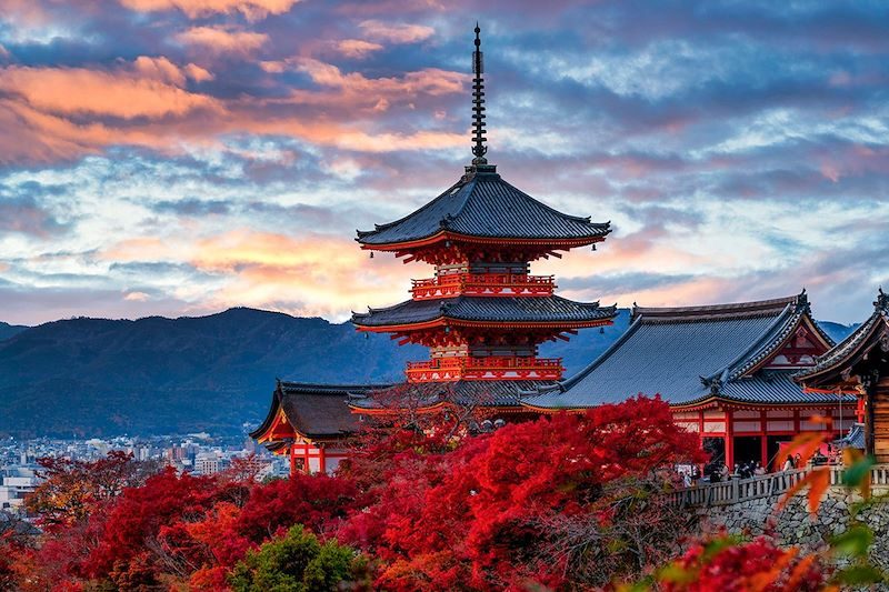 Pagode de Kiyomizu-dera à Kyoto au coucher du soleil